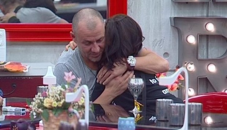 Вино, рози и годежен пръстен чака фолкпевицата Преслава от актьора Станимир Гъмов Вино, рози и годежен пръстен чака фолкпевицата Преслава от актьора Станимир Гъмов