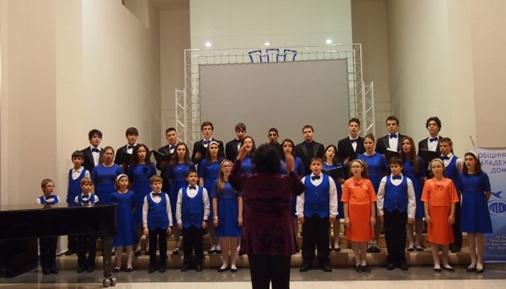 Всички изпълнения на хоровете са посветени на Деня на народните будители