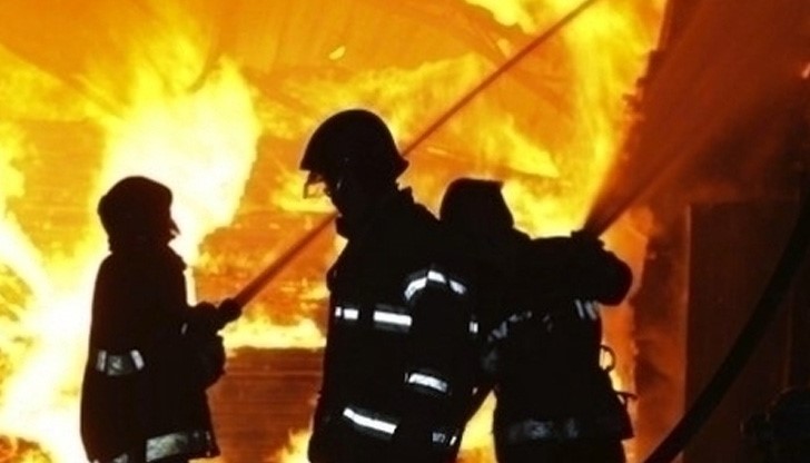 На мястото се отзовали спасителни екипи, които загасили огъня и предпазили сградата от по-големи щети