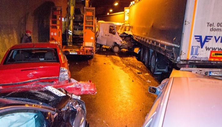 Участници в инцидента разказват, че аварирала цистерна е разляла гориво на платното, превръщайки го в пързалка