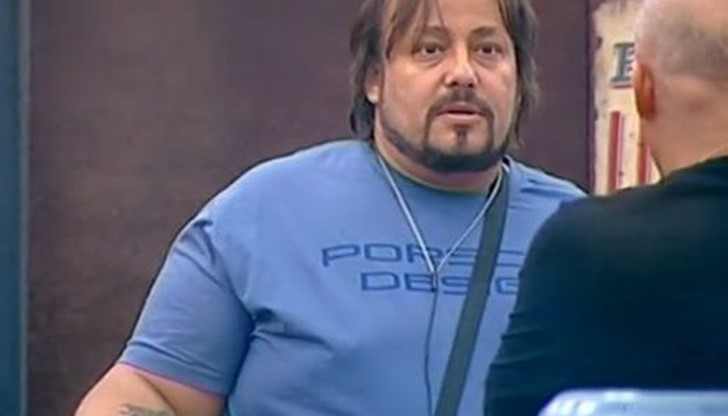 В центъра на обектива се оказаха режисьорът Люси Иларионов и гологлавият водещ Иво Танев В центъра на обектива се оказаха режисьорът Люси Иларионов и гологлавият водещ Иво Танев