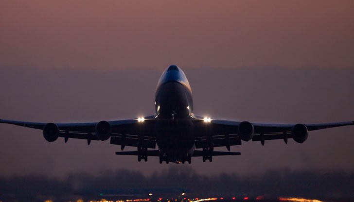 Боинг 747, на иранска частна авиокомпания, се е върнал успешно, след като при излитане му се откачила част от двигателя Боинг 747, на иранска частна авиокомпания, се е върнал успешно, след като при излитане му се откачила част от двигателя