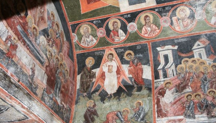 Свещениците не смятат, че е проблем храмът да е действащ и в него да се служи Свещениците не смятат, че е проблем храмът да е действащ и в него да се служи