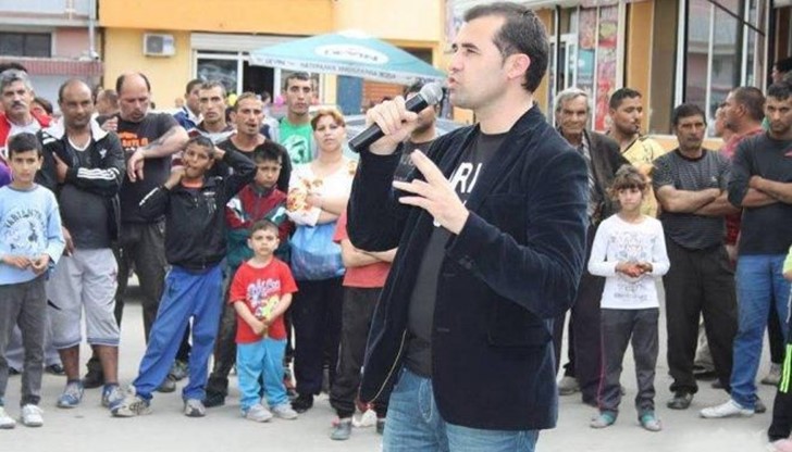 Навръх празника Сюнет пред насъбралото се множество Дечев заяви: „Ромите са бъдещето на България!