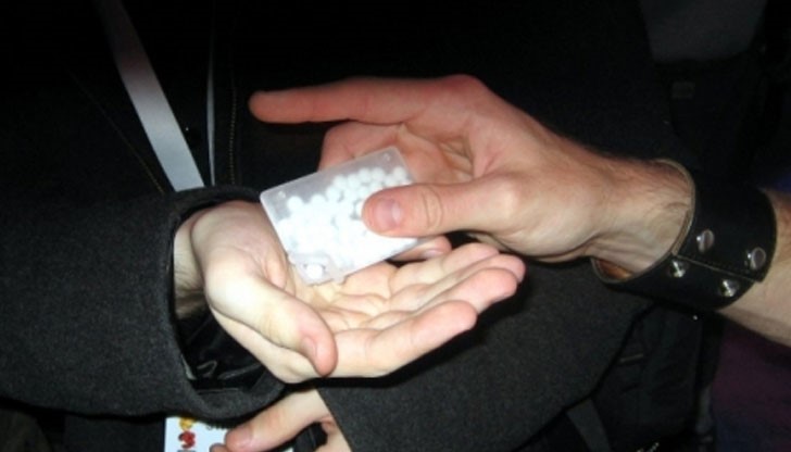 Наркотици от клас А, включително кокаин и екстази, редовно се доставя на над половината от служителите на Би Би Си