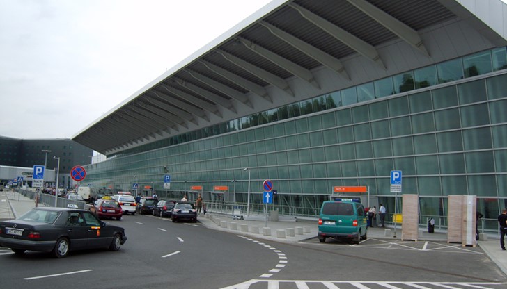 Около 30 минути преди полунощ снощи службите по сигурността на аерогара София евакуираха служители и пътници от Терминал 2
