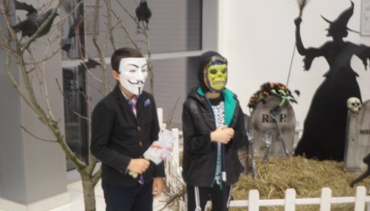 Много деца се "преобразиха" с различни интересни костюми и грим и се включиха в Хелоуин парад в Русе