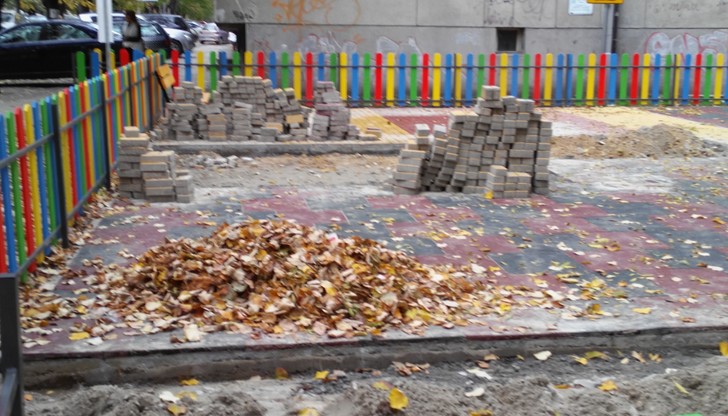 Т.нар. „детска площадка“ е на ул. Васил Друмев“, до сладкарница „Синчец“ във Варна