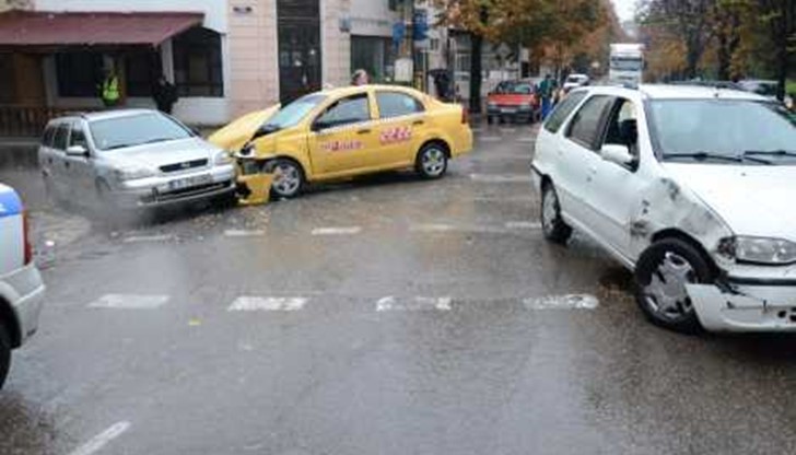 70-годишен шофьор пострада във верижна катастрофа на площад „Македония“