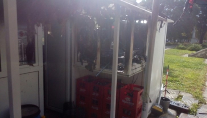 Пожар лумна в дюнерджийница до училище в центъра на Русе днес