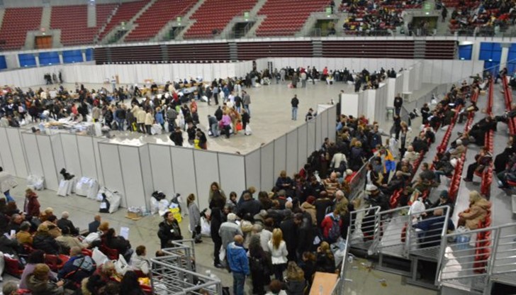 Хаосът с хилядите заложници на бюлетините в "Арена Армеец" е по вина на 8 членове от ЦИК Хаосът с хилядите заложници на бюлетините в "Арена Армеец" е по вина на 8 членове от ЦИК