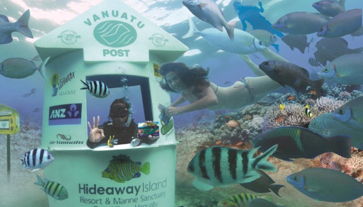 Тази напълно функционираща пощенска станция е построена от стъкловлакна с дебелина 3 м и е напълно оборудвана за подводна работа