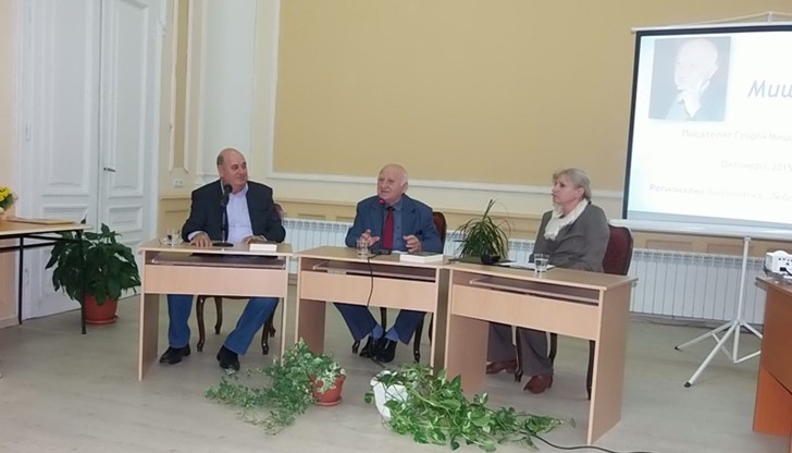 В края на срещата Георги Мишев подари на домакините екземпляр от своята книга