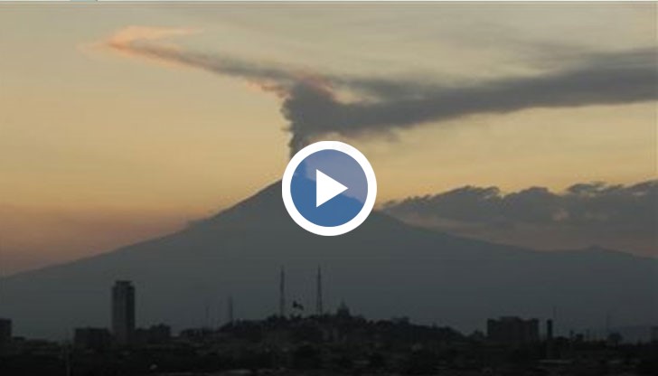 Огнената планина, която е на 55 км от столицата, изстреля пепел и дим в небето