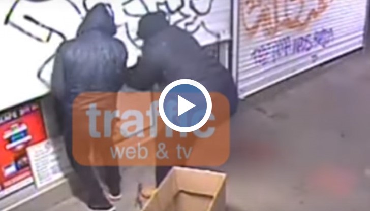 Камера, монтирана срещу фасадата на магазина, е запечатала както действията им