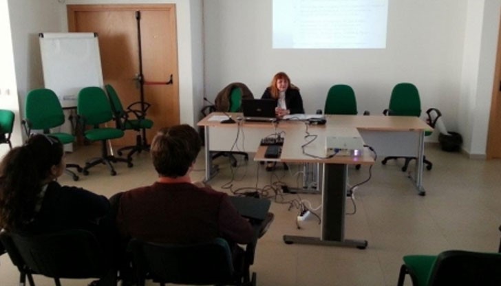 С идеята още от студентската скамейка теорията да се свърже с практиката нейни инициатори са асистент Ваня Пантелеева с подкрепата на Декана на факултета С идеята още от студентската скамейка теорията да се свърже с практиката нейни инициатори са асистент Ваня Пантелеева с подкрепата на Декана на факултета