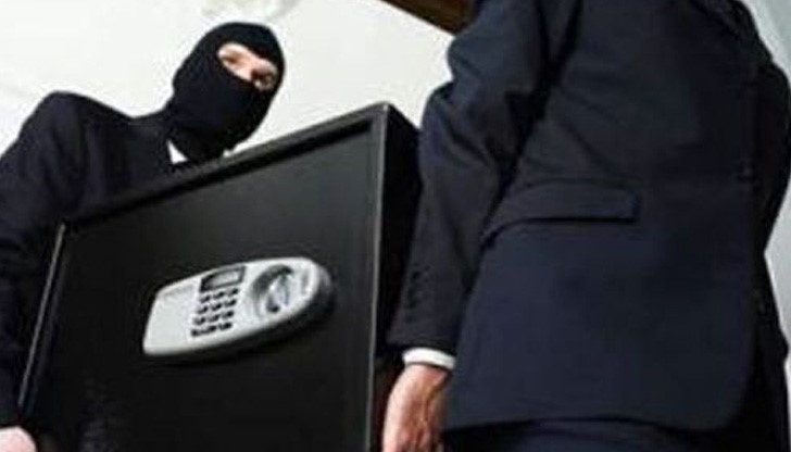 Полицията издирва черен джип, с който са изчезнали крадците