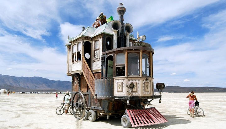 Онези, които приемат къщата просто като пространство за живеене ще се насладят на причудливите форми и удивителни решения