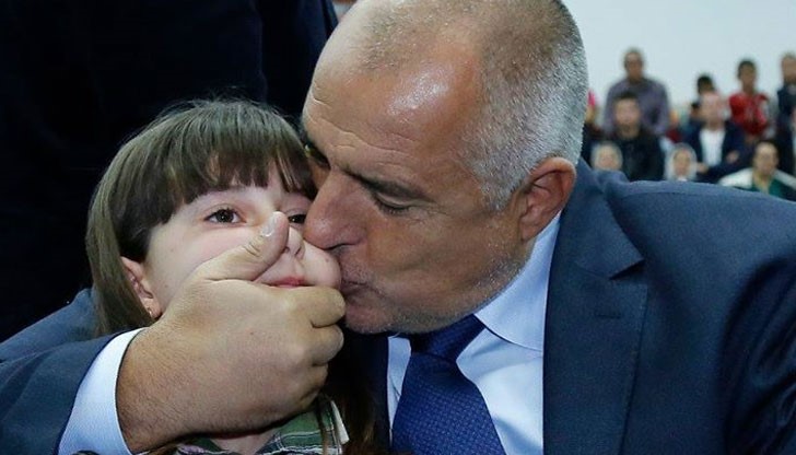 НПО не смеят да коментират провокативна снимка на Борисов с дете