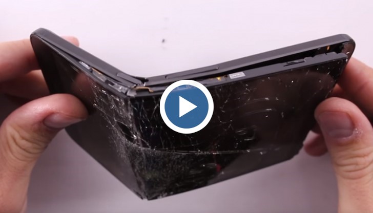 В клипа ще видите няколко мъчителни теста за телефона, включително драскане на стъклото Gorilla Glass 4