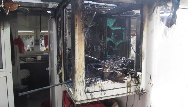 Пожар лумна в дюнерджийница до училище в центъра на Русе днес