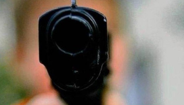 Изстрелът е произведен от автомобил, към който травеститът се приближил Изстрелът е произведен от автомобил, към който травеститът се приближил