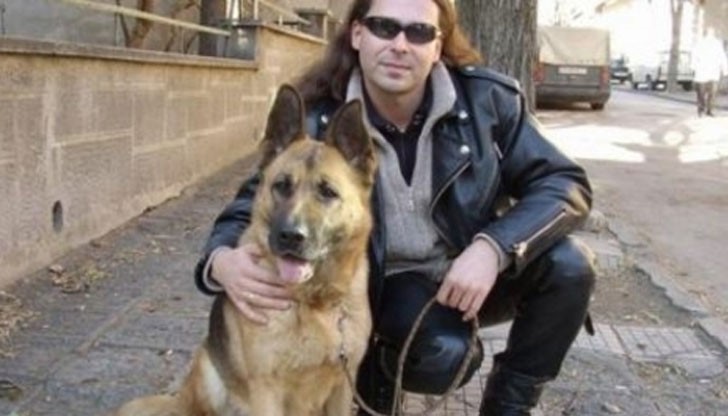 Адриан Лазаров ски се блъснал с БМВ-то си челно в ТИР, край Шумен Адриан Лазаров ски се блъснал с БМВ-то си челно в ТИР, край Шумен