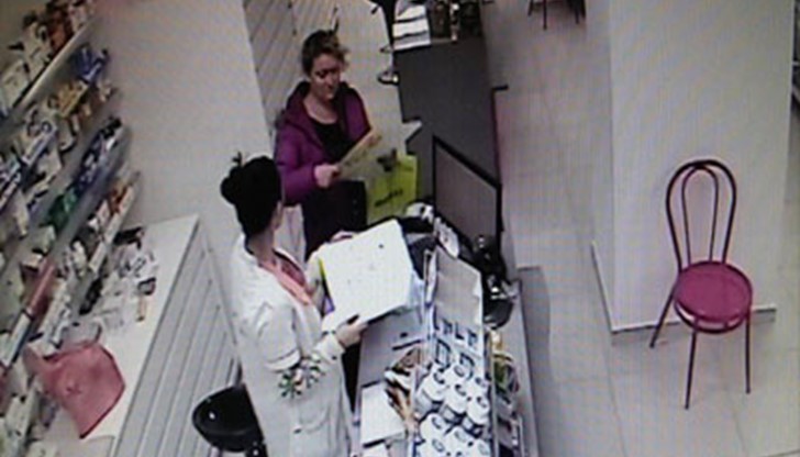 Измамницата е заснета от камерите в аптеката