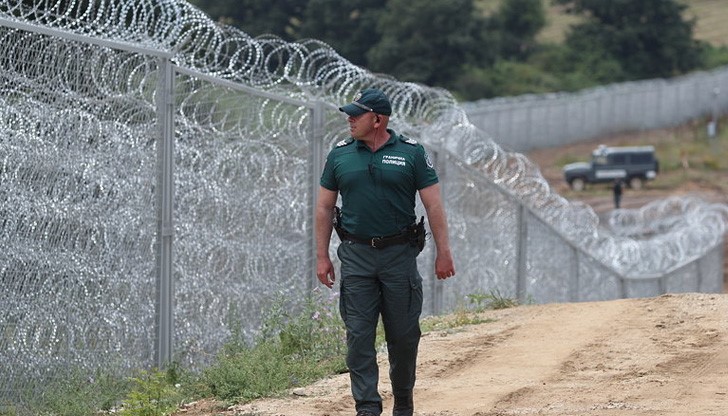 Вестникът припомня и че българското правителство неотдавна реши да удължи оградата Вестникът припомня и че българското правителство неотдавна реши да удължи оградата