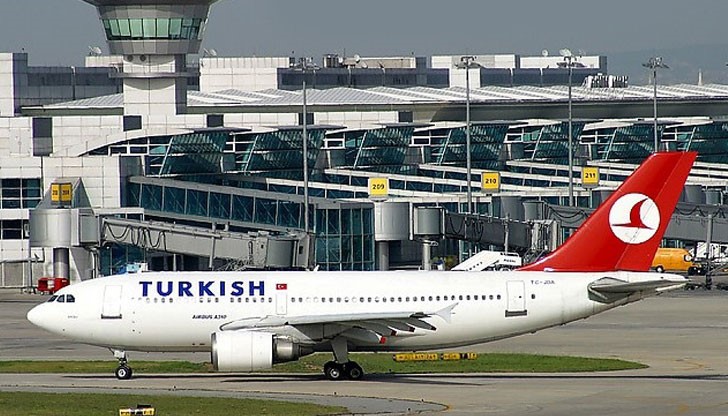 Заявявайки на летищните служители, че няма пари да си купи нов билет, жената отишла до тоалетната, където се обесила с връзките на обувките си