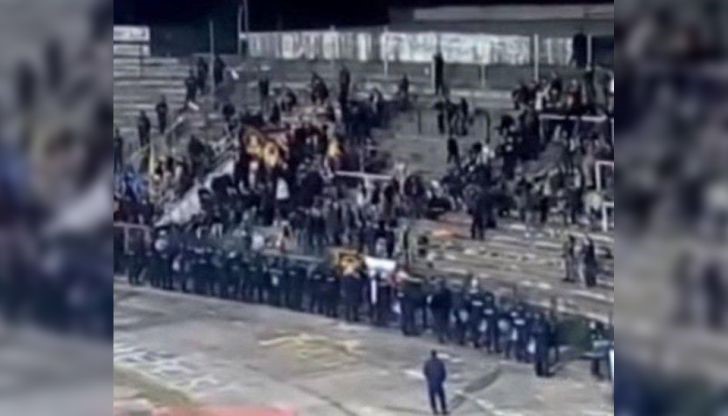 Полицията се прегрупира, за да спре тълпата Полицията се прегрупира, за да спре тълпата