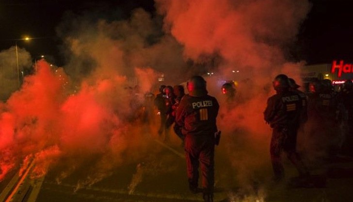 Полицията е отбелязала увеличаване на ксенофобските нападения срещу бежанци и техни поддръжници Полицията е отбелязала увеличаване на ксенофобските нападения срещу бежанци и техни поддръжници