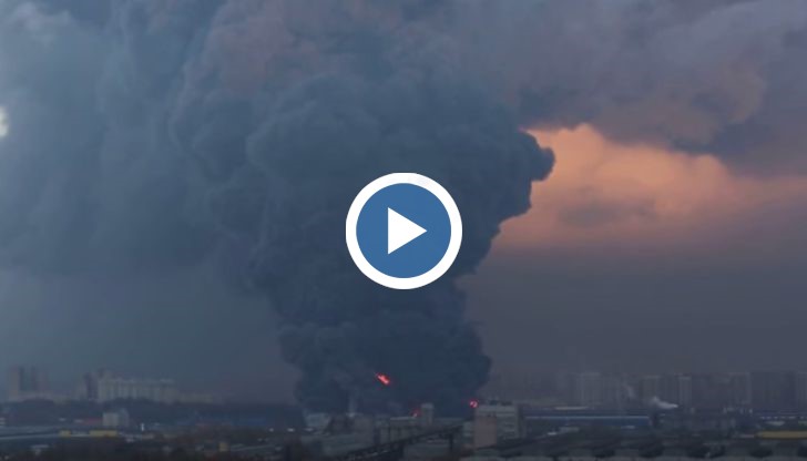 Според очевидци, огромни кълба дим са затъмнили небето над северната руска столица