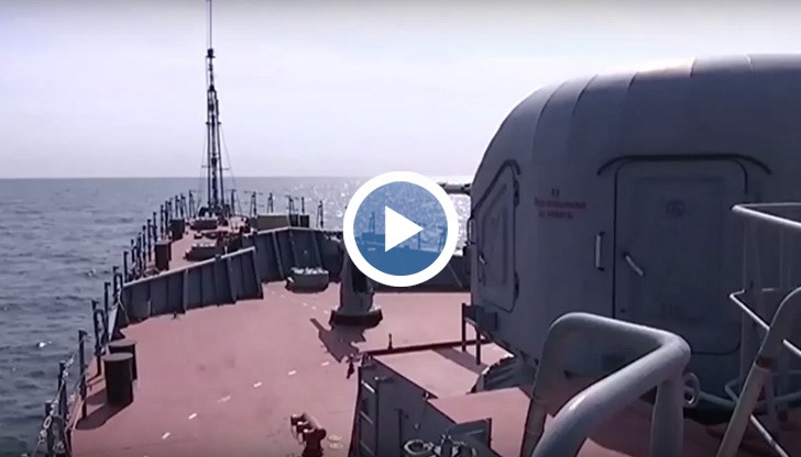 На кадрите се вижда как Каспийската флотилия нанася ракетни удари по позиции на терористите