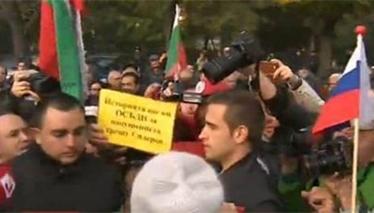 Част от митингуващите в подкрепа на Волен Сидеров, атакуваха екип на bTV, който отрзява събитието