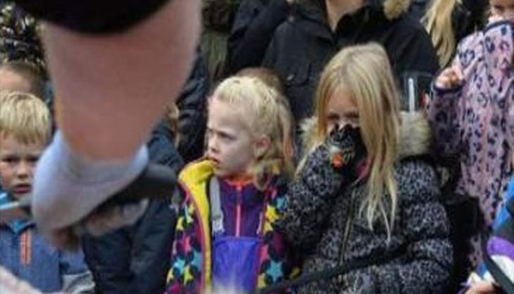 Когато служителят започнал да реже корема на лъва и да изважда от него вътрешностите, децата се отвърнали с отвращение. Някои дори се разплакали. Когато служителят започнал да реже корема на лъва и да изважда от него вътрешностите, децата се отвърнали с отвращение. Някои дори се разплакали.