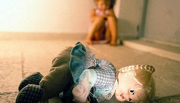 Две момиченца, едното на две години и половина, а другото на пет години, бяха изнасилени / снимката е илюстративна Две момиченца, едното на две години и половина, а другото на пет години, бяха изнасилени / снимката е илюстративна