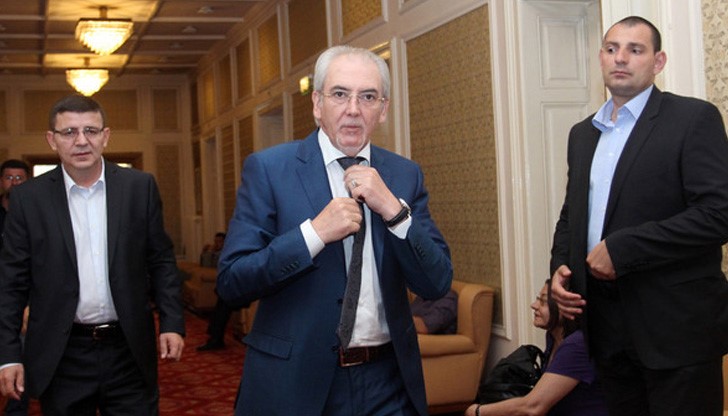 ДПС използваха недобрия правопис и правоговор на Красимир Каракачанов, за да откажат поканата му за съвместен дебат с Лютви Местан