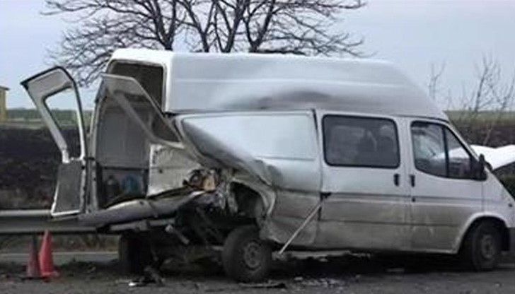 Инцидентът е станал при навлизане на буса в забранена за движение лента заради ремонт /снимката е илюстративна/ Инцидентът е станал при навлизане на буса в забранена за движение лента заради ремонт /снимката е илюстративна/