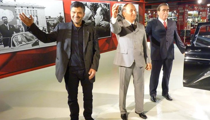 Малък Тошко публикува част от фотосите в профила му в социалната мрежа Фейсбук