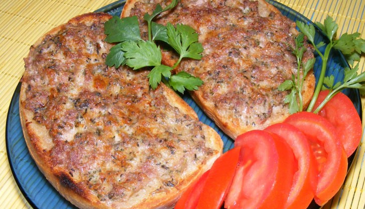 Принцесата представлява филия хляб, намазана с кайма и запечена Принцесата представлява филия хляб, намазана с кайма и запечена