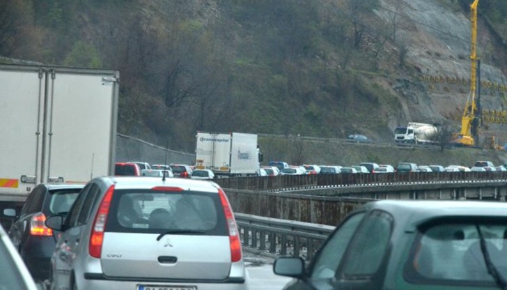 Шофьорите да се движат с повишено внимание в района на виадукт „Елешница” от автомагистрала „Хемус”