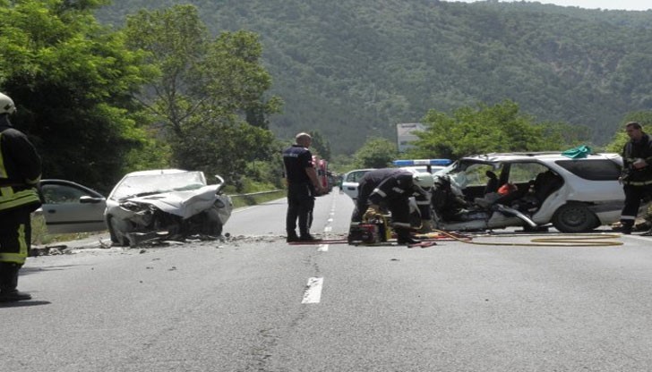 По първоначална информация лек автомобил движещ се в посока към Варна е навлязъл в насрещната лента за движение / Снимката е илюстративна