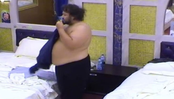 Люси и Луна са сред заподозрените за сакатлъка във WC-то