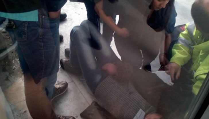 Гледаш ли, народе, що за безумие тече часове наред в зала „Армеец“ Гледаш ли, народе, що за безумие тече часове наред в зала „Армеец“