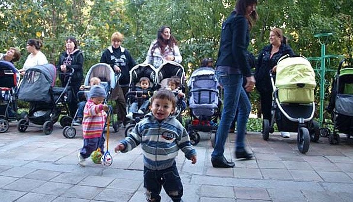 Настоящата система стимулира майки да стоят по-дълго вкъщи и да не се връщат на работа, според социалния министър