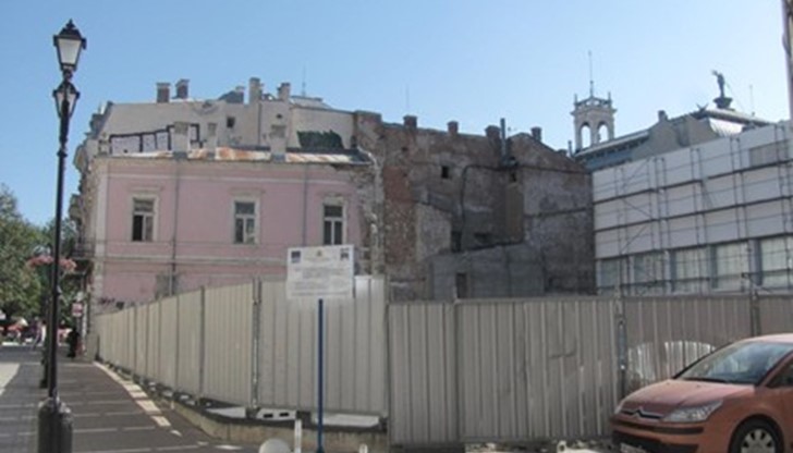 Подземен паркинг зад Доходното здание в Русе ще увеличи местата за временен престой на леки автомобили Подземен паркинг зад Доходното здание в Русе ще увеличи местата за временен престой на леки автомобили