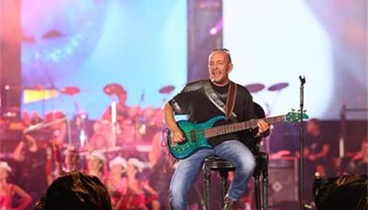 „Майка ми не пожела да дойде на концерта, защото нямало да е с баща ми”, добави басистът на Слави