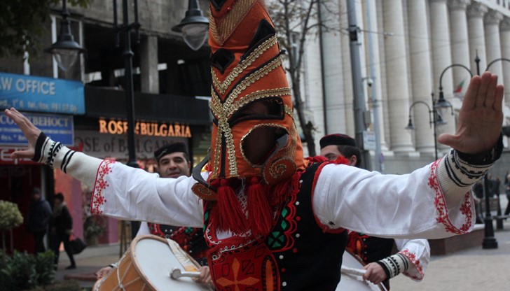 Ансамбъл „Чинари“ се изправи с кукери срещу вещиците на Хелоуин