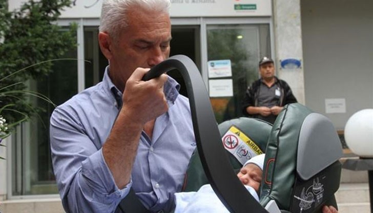 Граждани настояват Отделът за закрила на Детето, както и Държавната агенция за закрила на детето да се самосезира заради лидера на „Атака” Волен Сидеров Граждани настояват Отделът за закрила на Детето, както и Държавната агенция за закрила на детето да се самосезира заради лидера на „Атака” Волен Сидеров